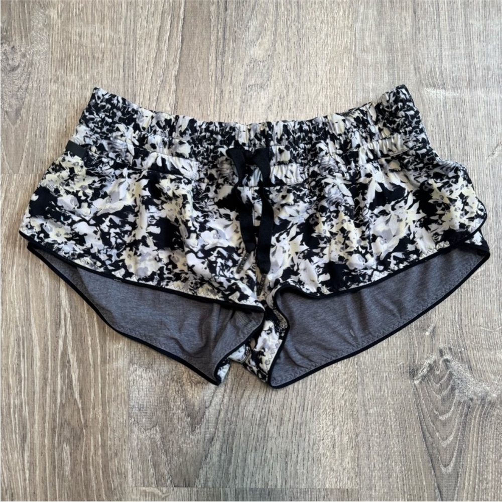 Lululemon Hotty Hot Shorts 2" Inseam Reversible Gray Floral 4